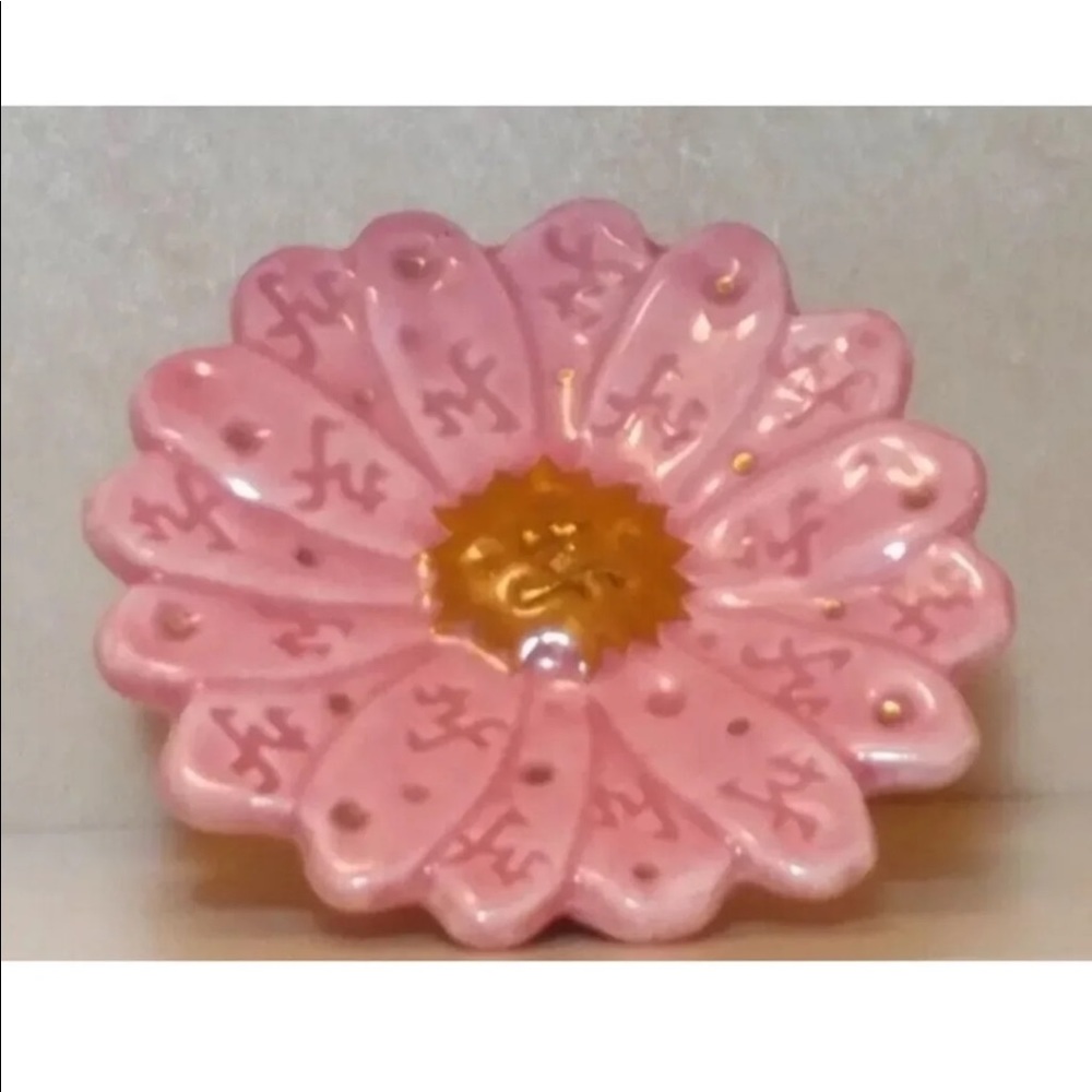***SOLD********Nora Fleming Rare Mini Daisy. NF